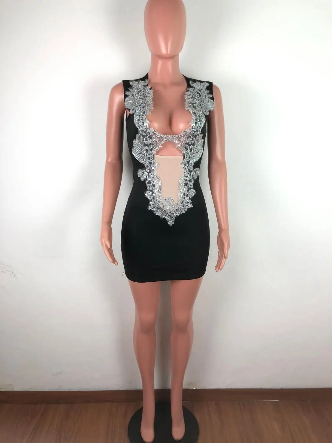 Sexy Deep V Neck Embroidery Sequined Mini Summer Dress 2020 Elegant Sleeveless Hollow Out Bodycon Party Tube Dress Club Outfit
Sexy Deep V Neck Embroidery Sequined Mini Summer Dress 2020 Elegant Sleeveless Hollow Out Bodycon Party Tube Dress Club Outfit