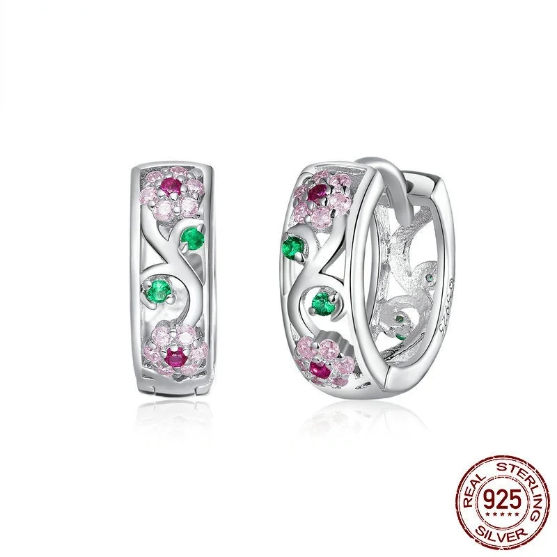 Серьги на петлях Huggie с полым цветком из стерлингового серебра S925 пробы с кубическим цирконием ААА
Серьги на петлях Huggie с полым цветком из стерлингового серебра S925 пробы с кубическим цирконием ААА