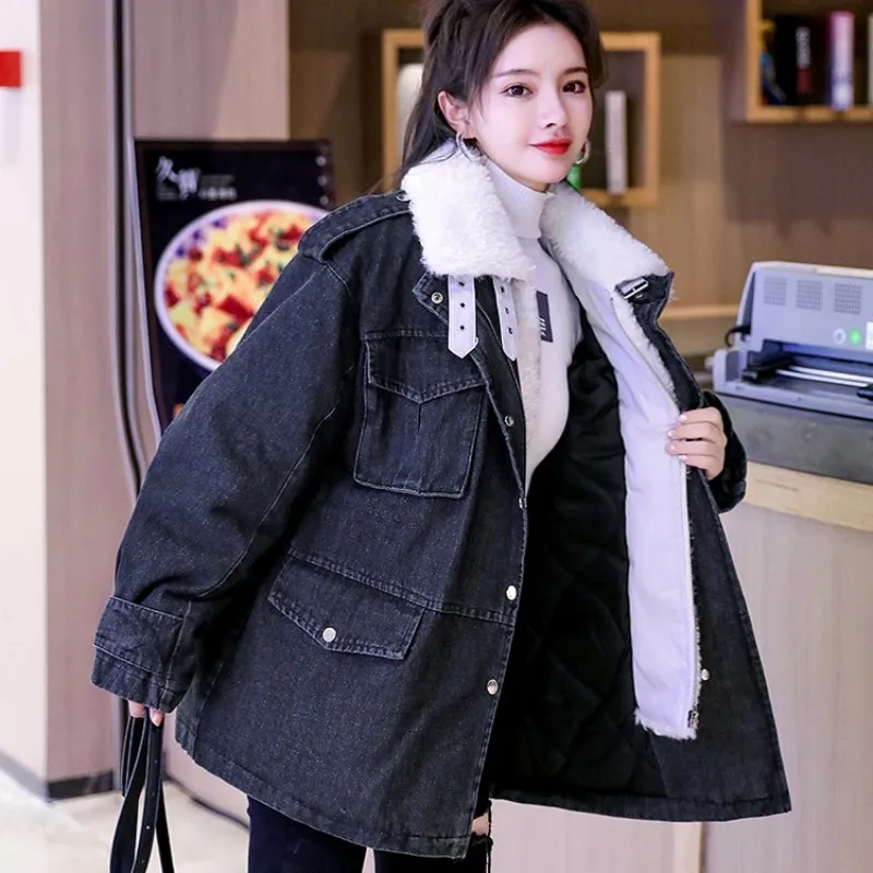 Women Casual Cotton Coat Loose Medium Long Lambswool Denim Jacket Blue Fur Collar Office Lady Full Sleeve Cowgirl Outerwear
Women Casual Cotton Coat Loose Medium Long Lambswool Denim Jacket Blue Fur Collar Office Lady Full Sleeve Cowgirl Outerwear