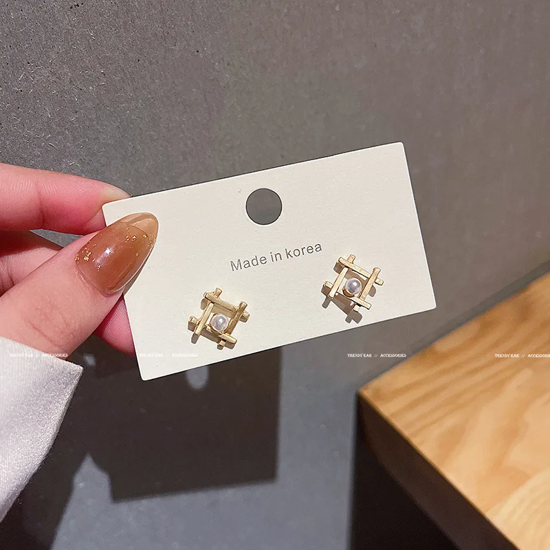 S925 Silvers 2021 Trend Simple Geometric Pearl Stud Earrings New Fashion Earrings Female Classic Korean Jewellery for Women
S925 Silvers 2021 Trend Simple Geometric Pearl Stud Earrings New Fashion Earrings Female Classic Korean Jewellery for Women