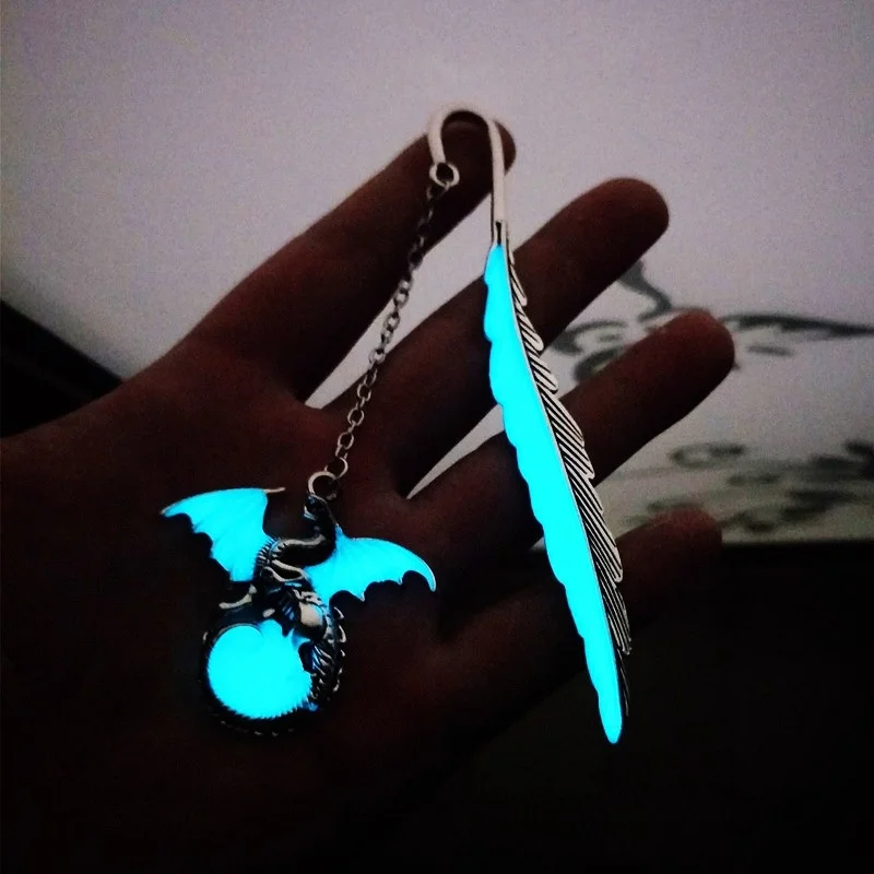 Luminous Feather Bookmark Retro Owl Luminous Metal Feather Bookmark Fluorescent Whale Tail Creative Gift Bookmark
Luminous Feather Bookmark Retro Owl Luminous Metal Feather Bookmark Fluorescent Whale Tail Creative Gift Bookmark