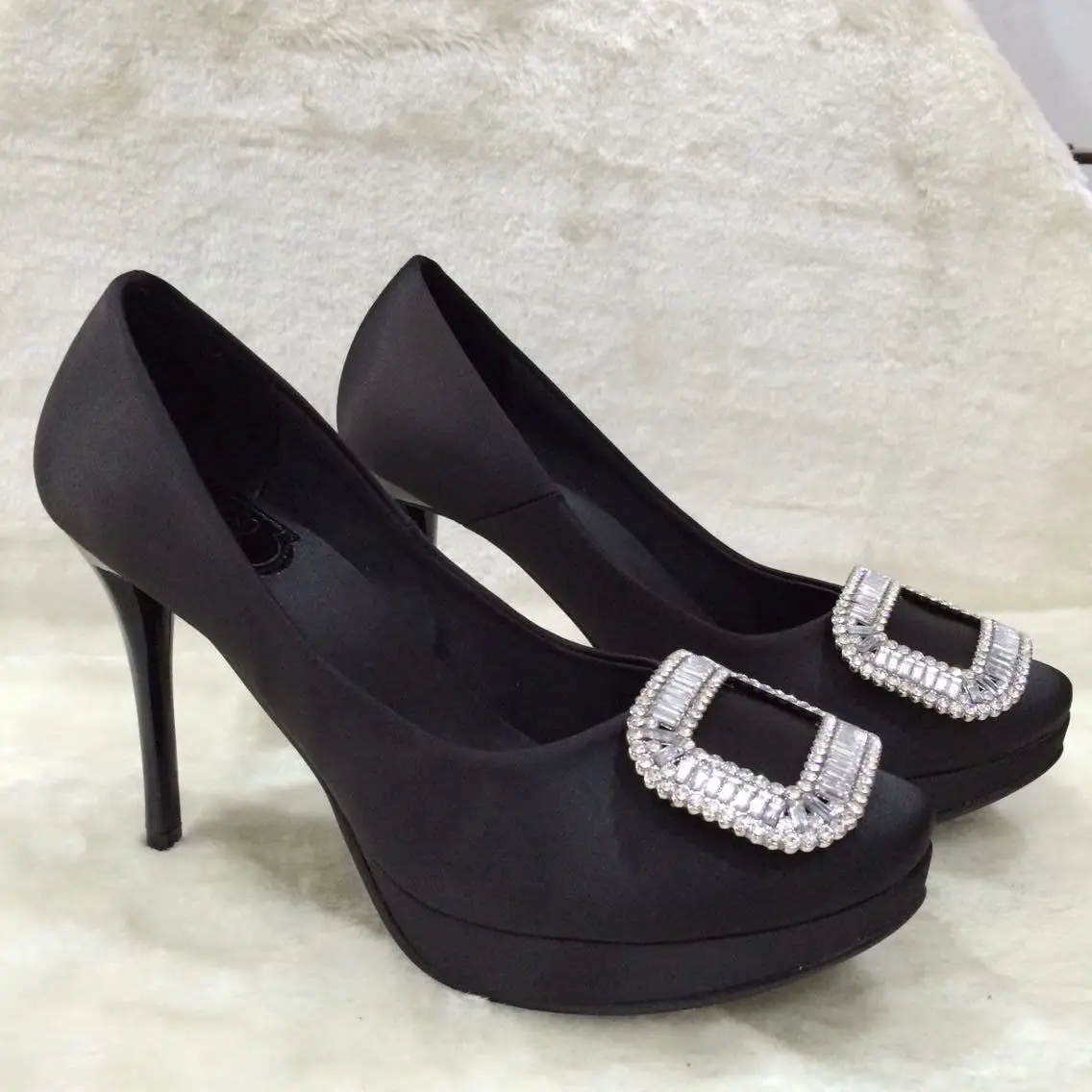 Spring and autumn 2019 round head silk satin women's shoes thin heel square buckle diamond red wedding shoes high heel
Spring and autumn 2019 round head silk satin women's shoes thin heel square buckle diamond red wedding shoes high heel