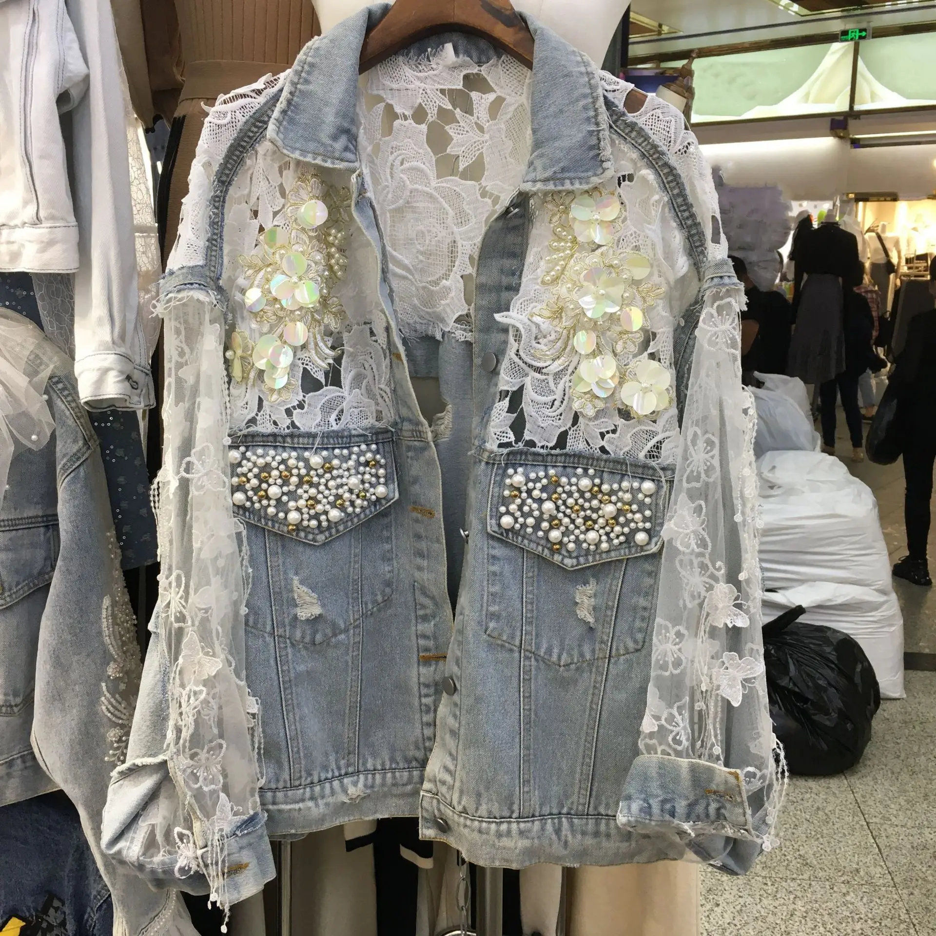 3D Flowers Print Denim Jacket Women Clothing Embroidery 2021 Loose Blue Jean Coats Lace Patchwrok Vintage Hole Denim Coat Female
3D Flowers Print Denim Jacket Women Clothing Embroidery 2021 Loose Blue Jean Coats Lace Patchwrok Vintage Hole Denim Coat Female
