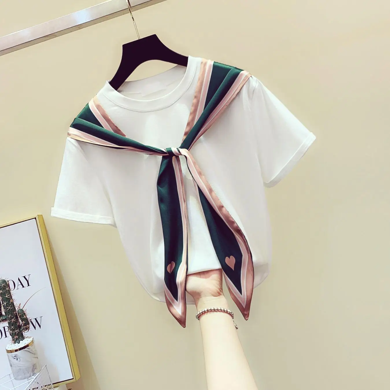 2021 spring and summer Korean version of loose silk scarf stitching bandage short-sleeved t-shirt female port style simple trend
2021 spring and summer Korean version of loose silk scarf stitching bandage short-sleeved t-shirt female port style simple trend