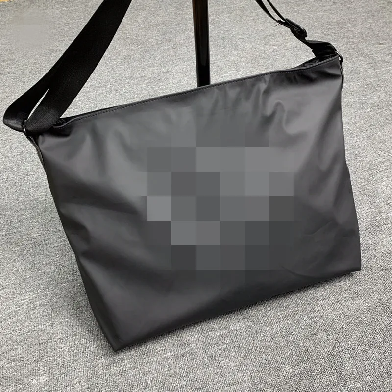 Stone Island original standard has passed inspection simple mountaineering bag, Crossbody Bag, chest
Stone Island original standard has passed inspection simple mountaineering bag, Crossbody Bag, chest