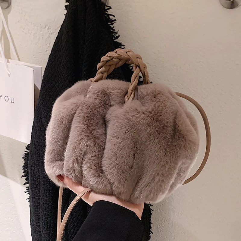 Luxury Plush Faux Fur Shoulder Crossbody Bag Women's Lambswool Handbags Ladies Winter Fluffy Textures Clutch Bags Purses 2021
Luxury Plush Faux Fur Shoulder Crossbody Bag Women's Lambswool Handbags Ladies Winter Fluffy Textures Clutch Bags Purses 2021