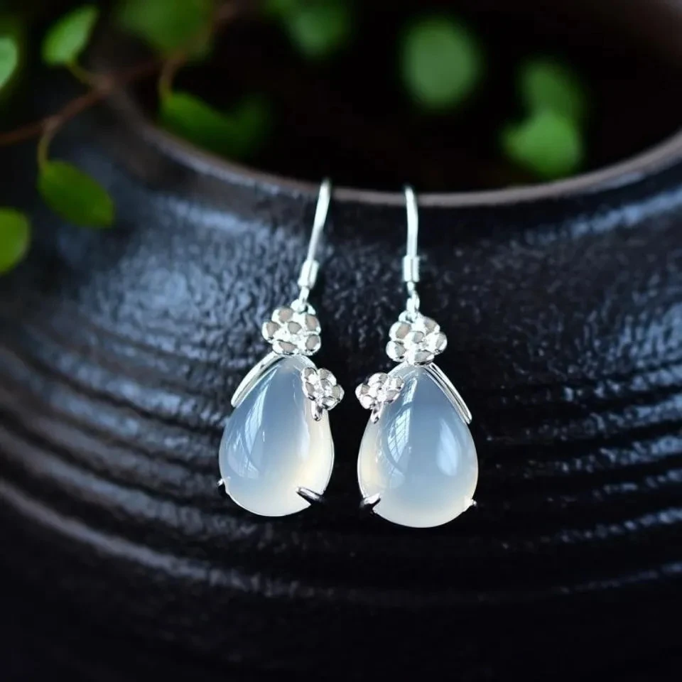 New S925 Sterling Silver Plum Earrings Inlaid White Chalcedony Jade Eardrops Women's Retro Temperamental Fairy Gas Earrings
New S925 Sterling Silver Plum Earrings Inlaid White Chalcedony Jade Eardrops Women's Retro Temperamental Fairy Gas Earrings