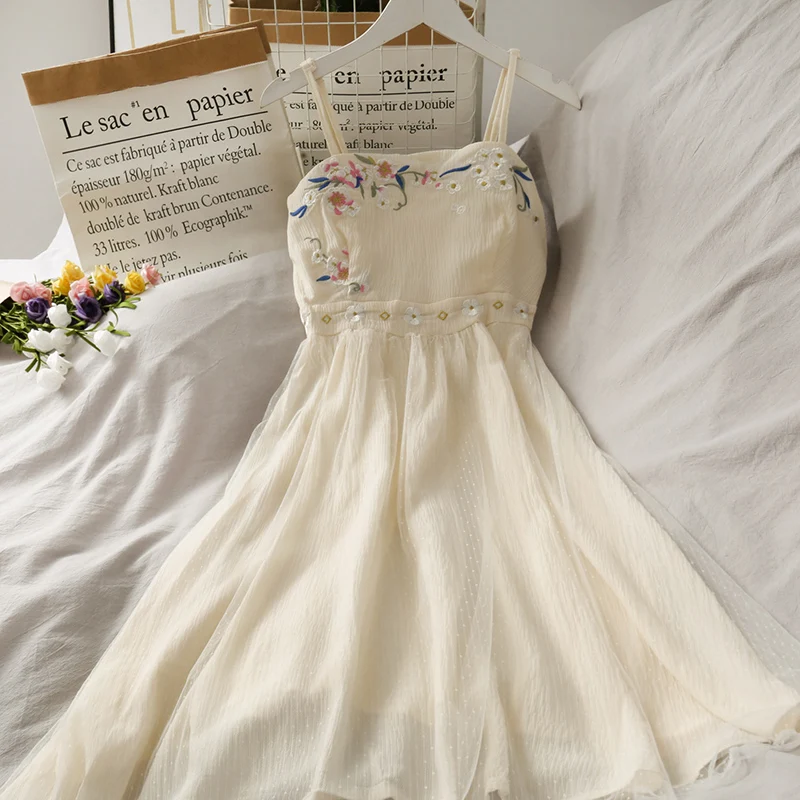 Flower embroidery Spaghetti Dress retro mesh patchwork dresses with open back 2021 long dresses for women
Flower embroidery Spaghetti Dress retro mesh patchwork dresses with open back 2021 long dresses for women