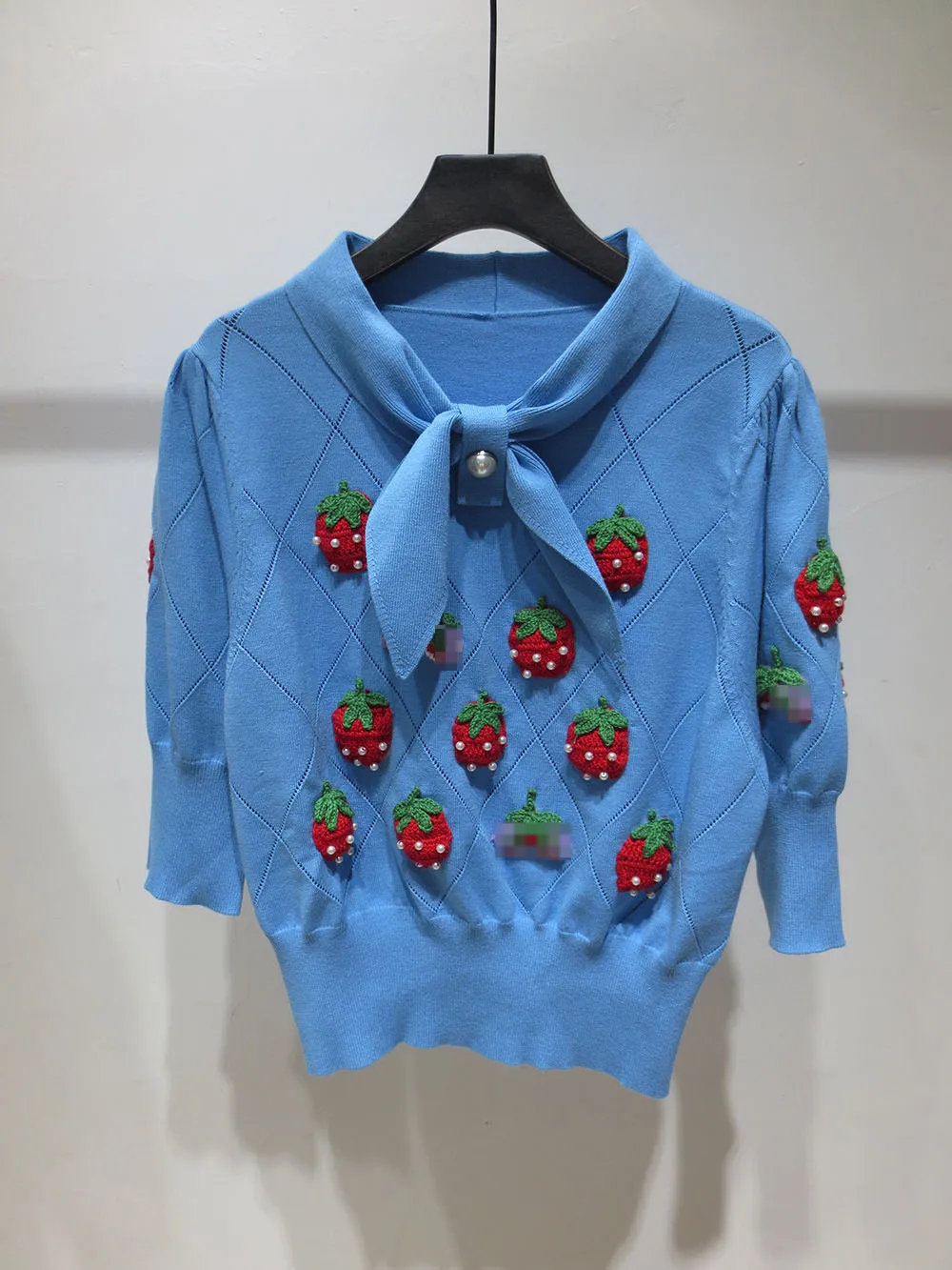 2021 Spring Bow Tie Cute Strawberry Beaded Thin Short Sweater Women Slimming Three Quarter Sleeve Knitwear Top Pullovers 
2021 Spring Bow Tie Cute Strawberry Beaded Thin Short Sweater Women Slimming Three Quarter Sleeve Knitwear Top Pullovers