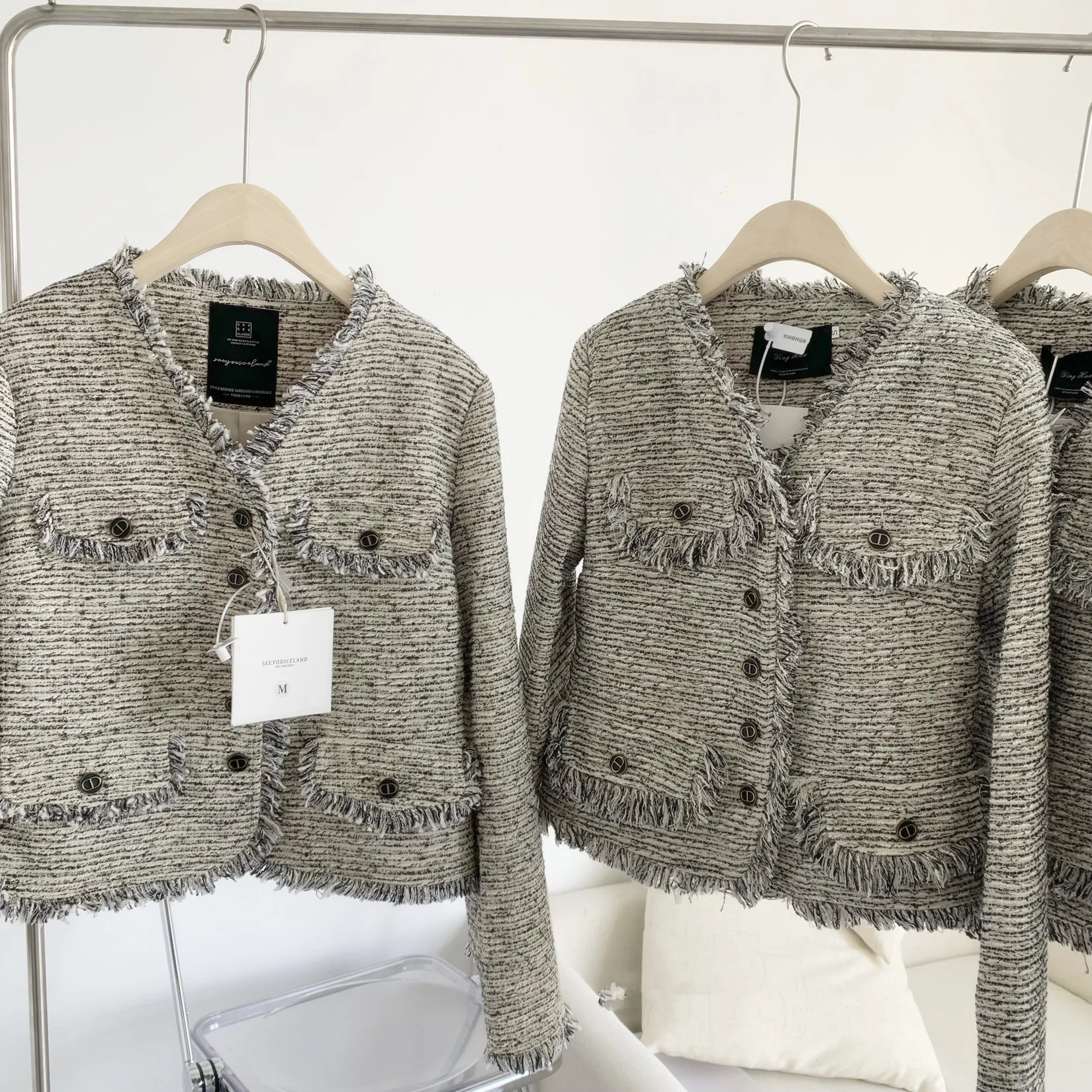 2022 Spring retro small fragrance tweed short jacket women v-neck weave outwear
2022 Spring retro small fragrance tweed short jacket women v-neck weave outwear