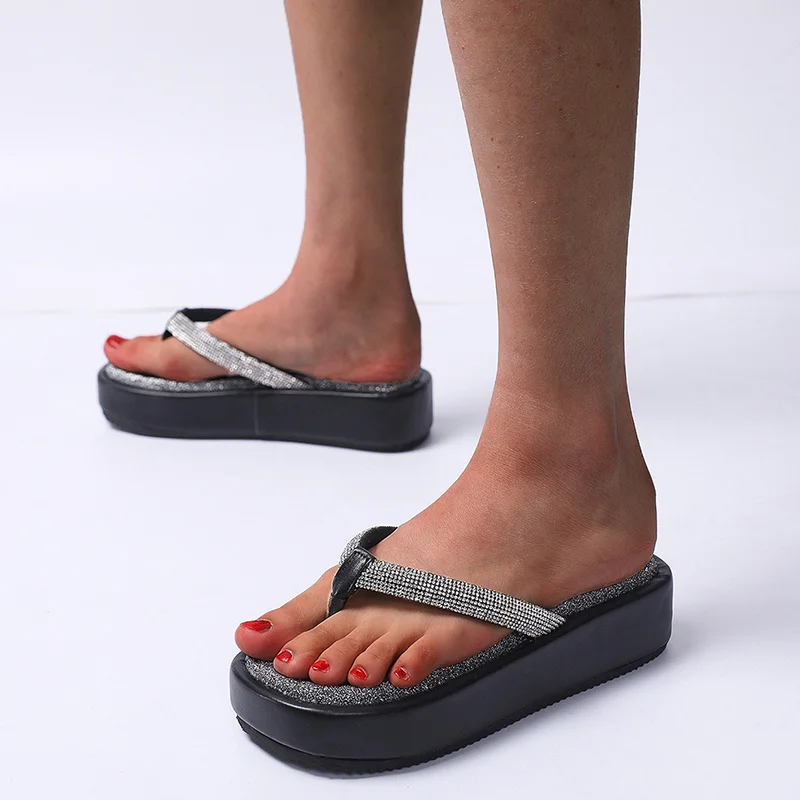 New Bright Diamond Women's Slippers Flip Flops Summer Slope Heel Thick-soled Rubber Non-slip Beach Sandals Sequined Slippers 
New Bright Diamond Women's Slippers Flip Flops Summer Slope Heel Thick-soled Rubber Non-slip Beach Sandals Sequined Slippers
