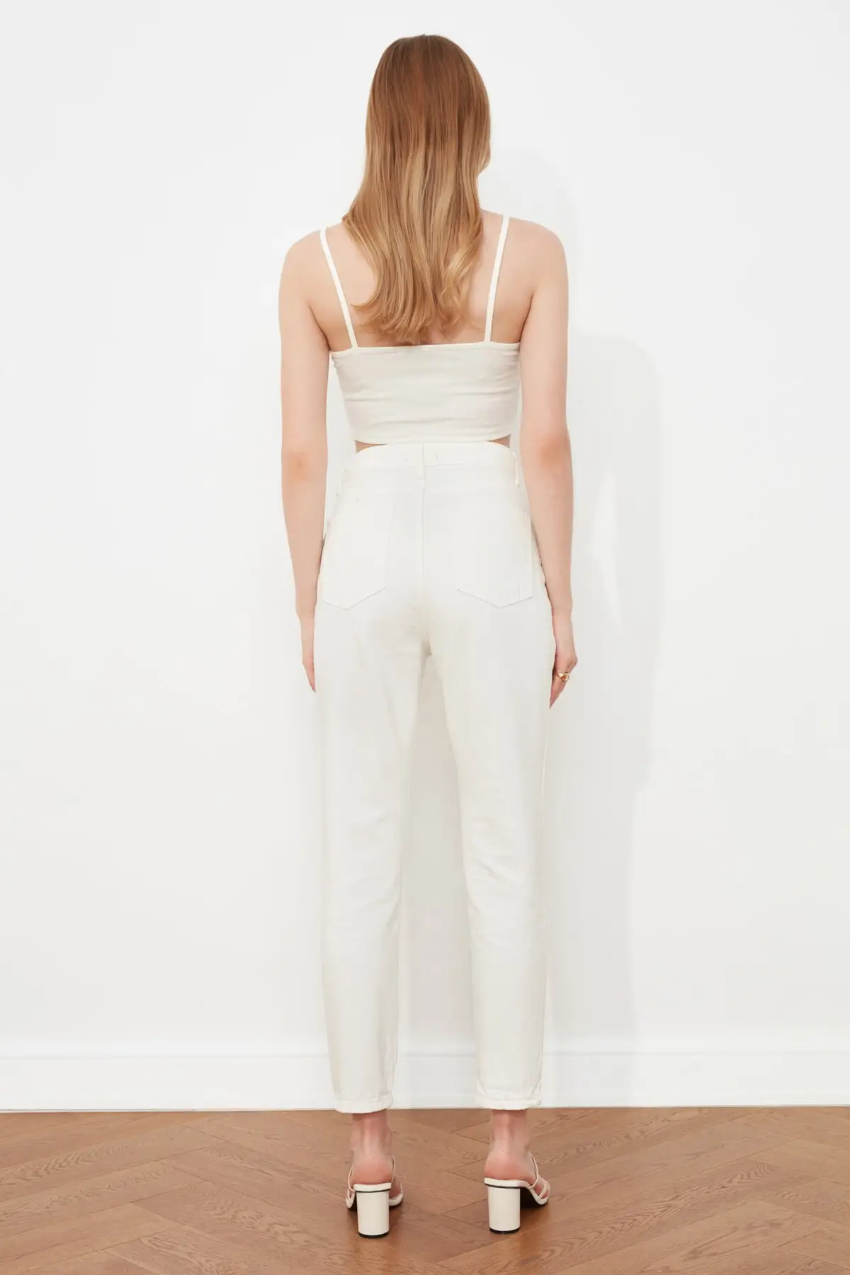 Trendyol Asymmetrical It Should Cover High Bel Mom Jeans TWOSS21JE0541 
Trendyol Asymmetrical It Should Cover High Bel Mom Jeans TWOSS21JE0541