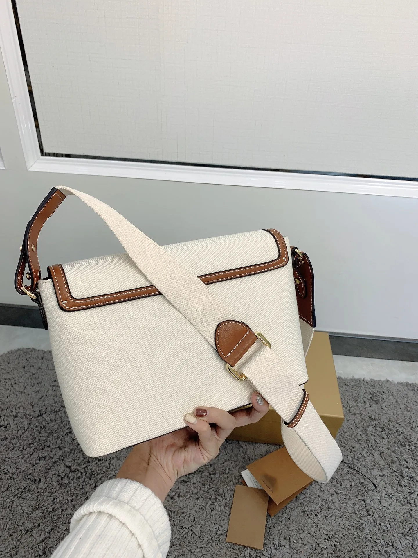 New product recommendation fashion stitching canvas shoulder bag simple and versatile chain envelope bag 
New product recommendation fashion stitching canvas shoulder bag simple and versatile chain envelope bag