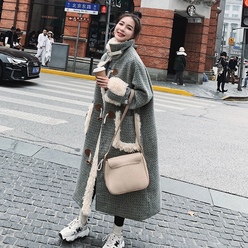 Korean Style Winter Women's Wool Blend Coat Green Plaid Lamb Wool Horn Button Lady Overcoat Female Outerwear Long Loose Cothes
Korean Style Winter Women's Wool Blend Coat Green Plaid Lamb Wool Horn Button Lady Overcoat Female Outerwear Long Loose Cothes