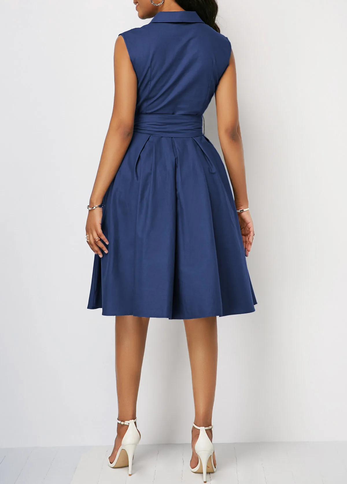 New European and American explosion models solid color waist sleeveless lapel lace-up A-line commuter dress mid-length
New European and American explosion models solid color waist sleeveless lapel lace-up A-line commuter dress mid-length