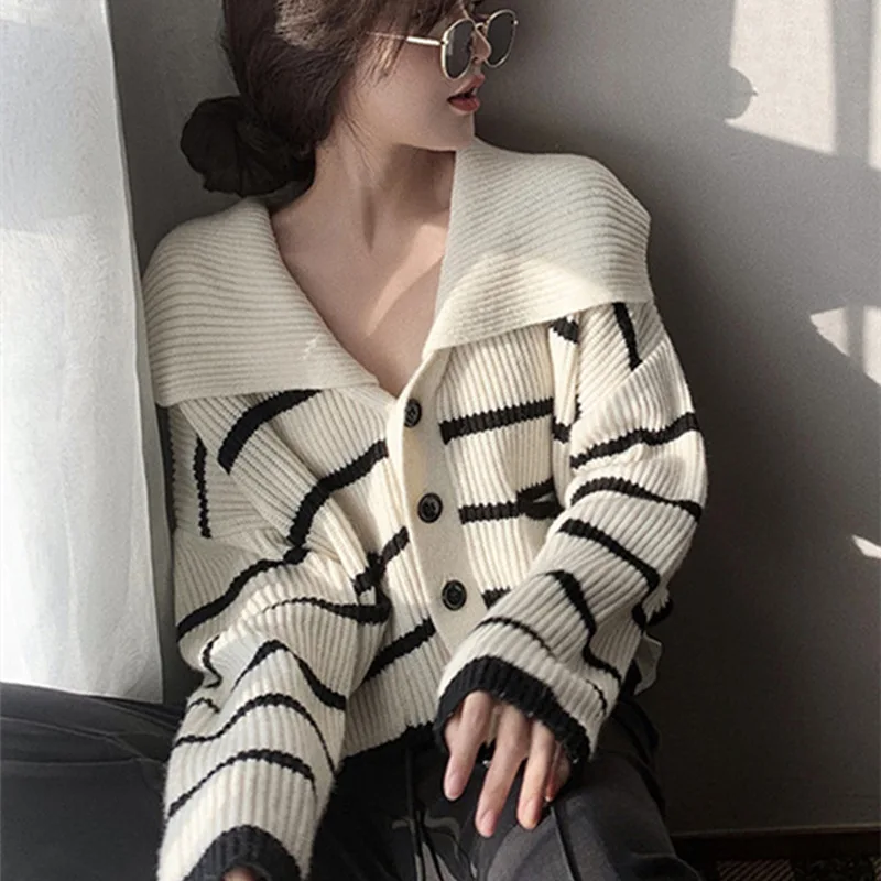Autumn Winter 2021 New Gentle Wind Lazy Sweater Coat Women's Clothing Loose Outer Wear Lapel Striped Knitted Cardigan Female Hot
Autumn Winter 2021 New Gentle Wind Lazy Sweater Coat Women's Clothing Loose Outer Wear Lapel Striped Knitted Cardigan Female Hot