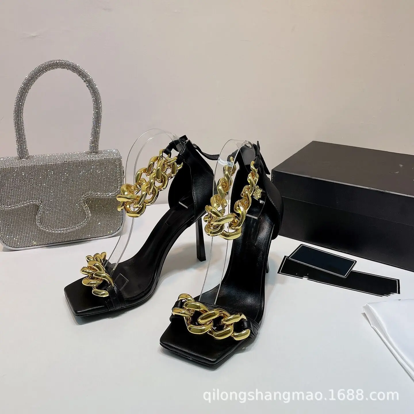 High 2021 new leather Roman sandals women's slim heel square head high heels with metal chain
High 2021 new leather Roman sandals women's slim heel square head high heels with metal chain