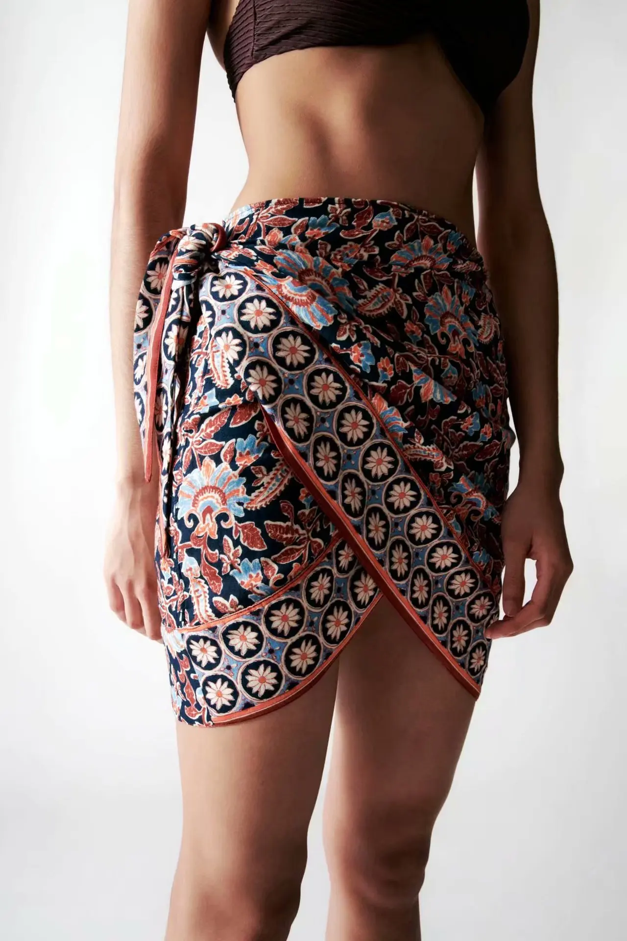 Skirts Women European American Style 2021 Fashion Polyester Spring Summer New Printed Skirts Short Skirts Mini Clothing Female
Skirts Women European American Style 2021 Fashion Polyester Spring Summer New Printed Skirts Short Skirts Mini Clothing Female