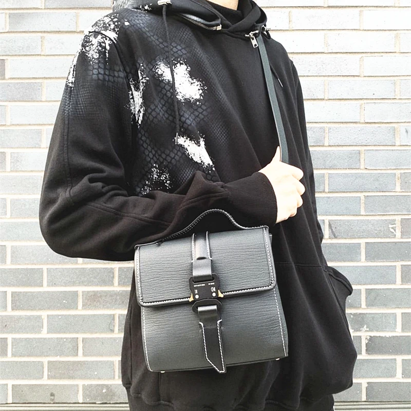 20ss Latest ALYX Metal Buckle Functional Tactical ALYX Bags Hip Hop Backpack Men Women Casual Handbag
20ss Latest ALYX Metal Buckle Functional Tactical ALYX Bags Hip Hop Backpack Men Women Casual Handbag