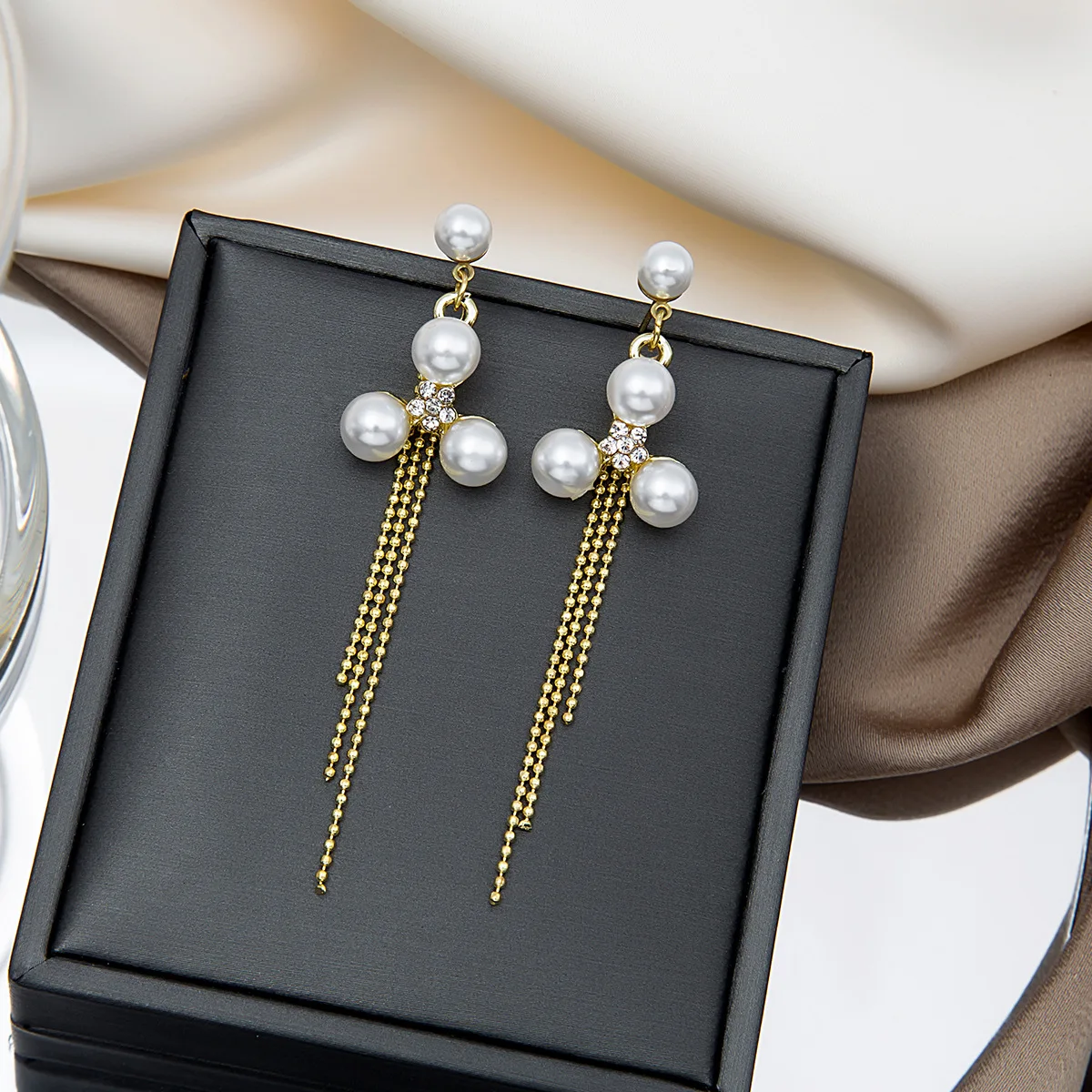 U-Magical Luxury Imitation Pearl Beaded Long Tassel Dangle Earring for Women Fashion Gold Metallic Rhinestone Earring Jewellery
U-Magical Luxury Imitation Pearl Beaded Long Tassel Dangle Earring for Women Fashion Gold Metallic Rhinestone Earring Jewellery