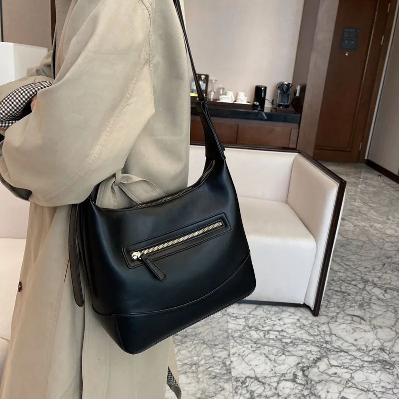 Large-capacity handbags handbags 2021 autumn and winter new retro handbags Korean style personality trend Western style single s
Large-capacity handbags handbags 2021 autumn and winter new retro handbags Korean style personality trend Western style single s