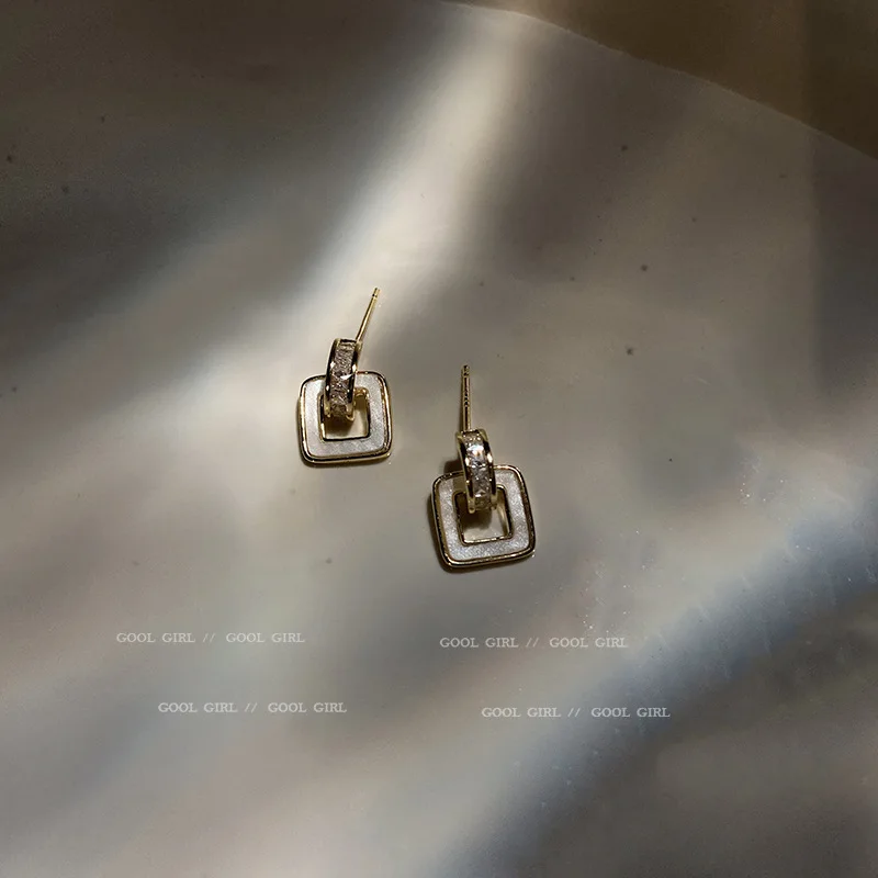 2021 New Zircon Geometric Shell Earings Retro Simple Fashion Dangle Earrings for Women 
2021 New Zircon Geometric Shell Earings Retro Simple Fashion Dangle Earrings for Women