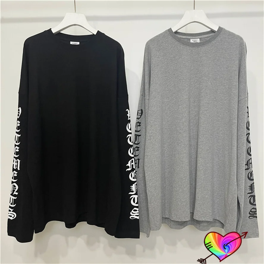 Long Sleeve VETEMENTS Tee Men Women 1:1 High Quality Sleeve Gothic Logo Vetements T-shirt Oversize Collar Embroidered Tops
Long Sleeve VETEMENTS Tee Men Women 1:1 High Quality Sleeve Gothic Logo Vetements T-shirt Oversize Collar Embroidered Tops