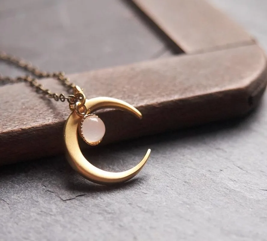 2021 Wholesale Fashion New Retro Sun Moon Ethnic Style Moon Horn Moonstone Alloy Necklace for Women Jewelry
2021 Wholesale Fashion New Retro Sun Moon Ethnic Style Moon Horn Moonstone Alloy Necklace for Women Jewelry
