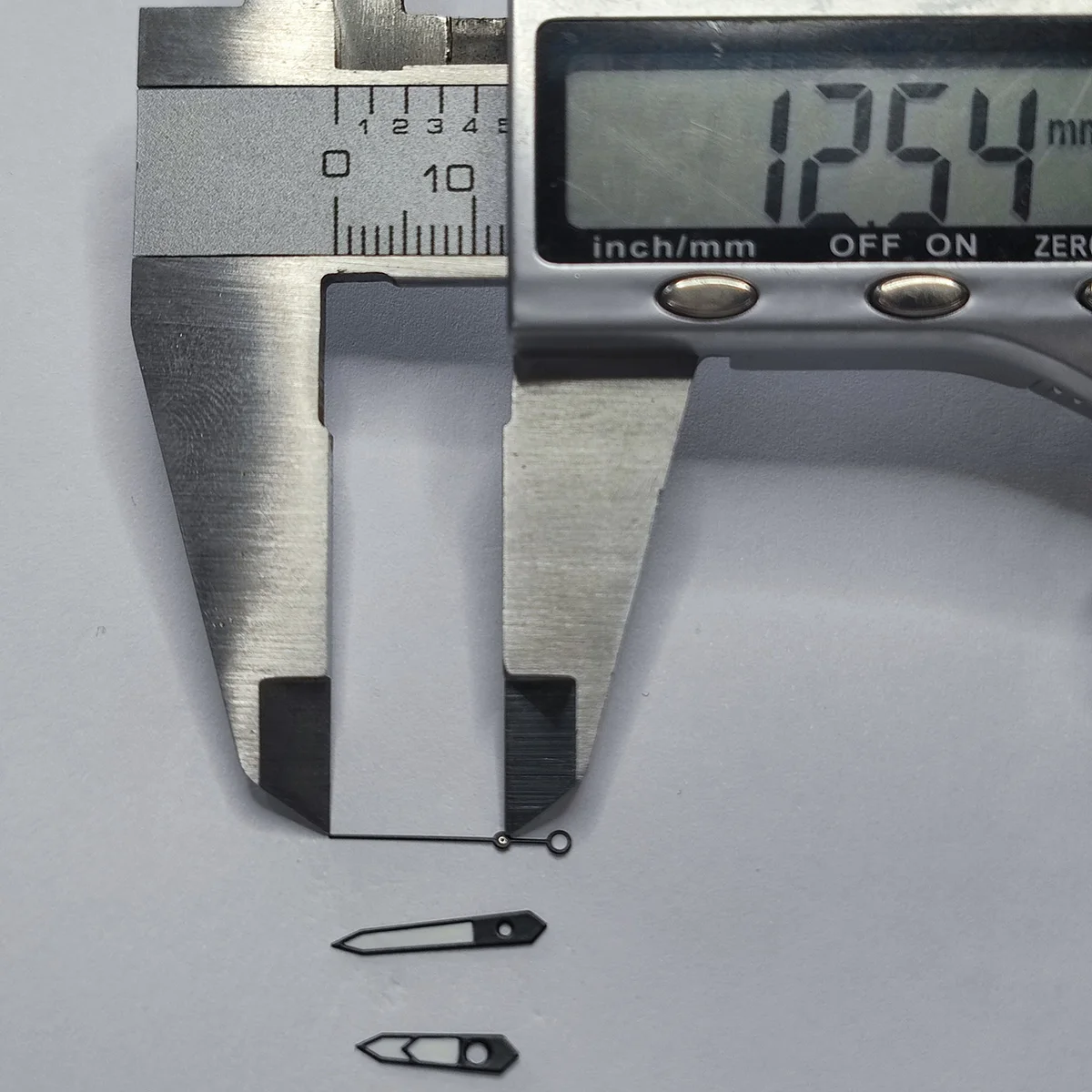 Watch pointer watch parts NH35 NH36 pointer Black super luminous suitable for NH35 NH36 movement
Watch pointer watch parts NH35 NH36 pointer Black super luminous suitable for NH35 NH36 movement