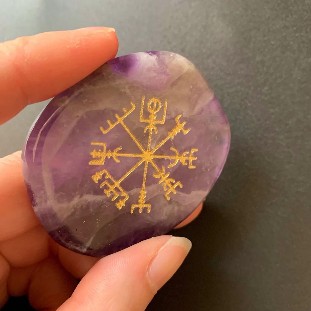 Natural Amethyst Palm Stone Carved Rune Viking Compass Symbol Palmstone Gold Spiritual Healing Energy Crystals Home Decor 1pc
Natural Amethyst Palm Stone Carved Rune Viking Compass Symbol Palmstone Gold Spiritual Healing Energy Crystals Home Decor 1pc