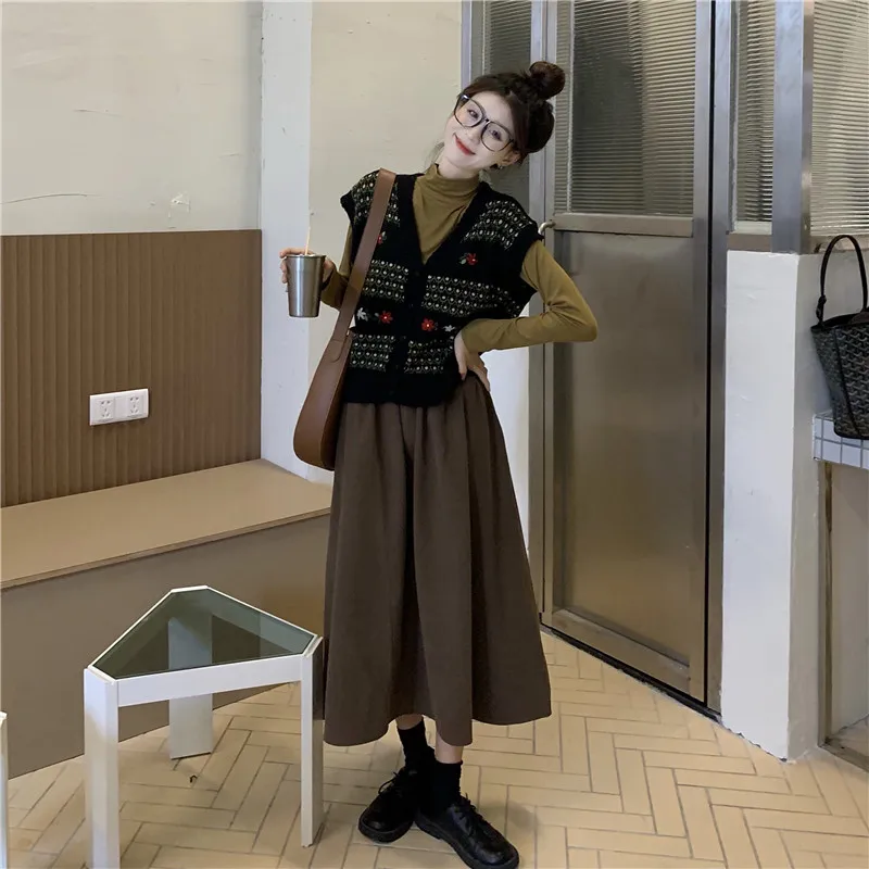 Embroidered V-neck Vest Vest Knit Sweater Women Spring and Autumn 2021 New Loose Thin Jacket Trend
Embroidered V-neck Vest Vest Knit Sweater Women Spring and Autumn 2021 New Loose Thin Jacket Trend
