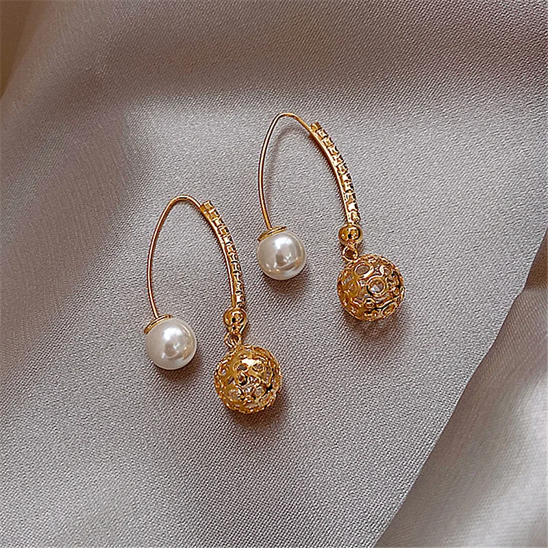 Earrings Temperament Sweet Joker Simple Earrings Female Jewelry South Korea New Hollow-out Ball Stud
Earrings Temperament Sweet Joker Simple Earrings Female Jewelry South Korea New Hollow-out Ball Stud