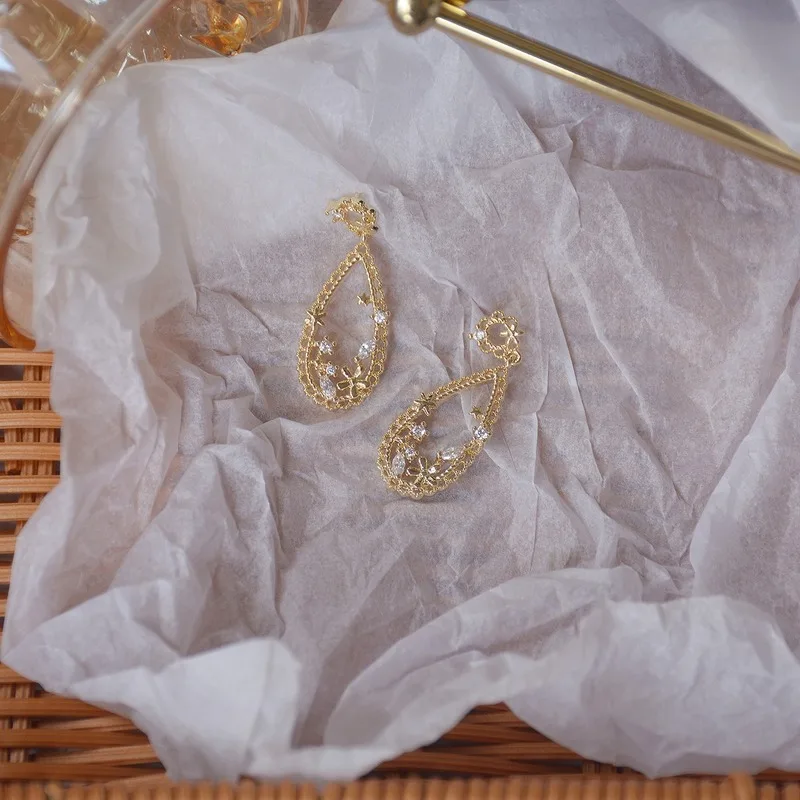 Gold Plated Women Exquisite Contracted Flower Pendant Earrings Sweet Elegant Temperament Piercing Earring Fashion Jewelry New
Gold Plated Women Exquisite Contracted Flower Pendant Earrings Sweet Elegant Temperament Piercing Earring Fashion Jewelry New