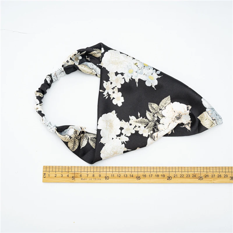 2021 Printing Hair Scarf Scrunchies Triangle Bandanas Vintage Hairbands Headband Elastic Hair Bands Headwrap Hair accessories
2021 Printing Hair Scarf Scrunchies Triangle Bandanas Vintage Hairbands Headband Elastic Hair Bands Headwrap Hair accessories