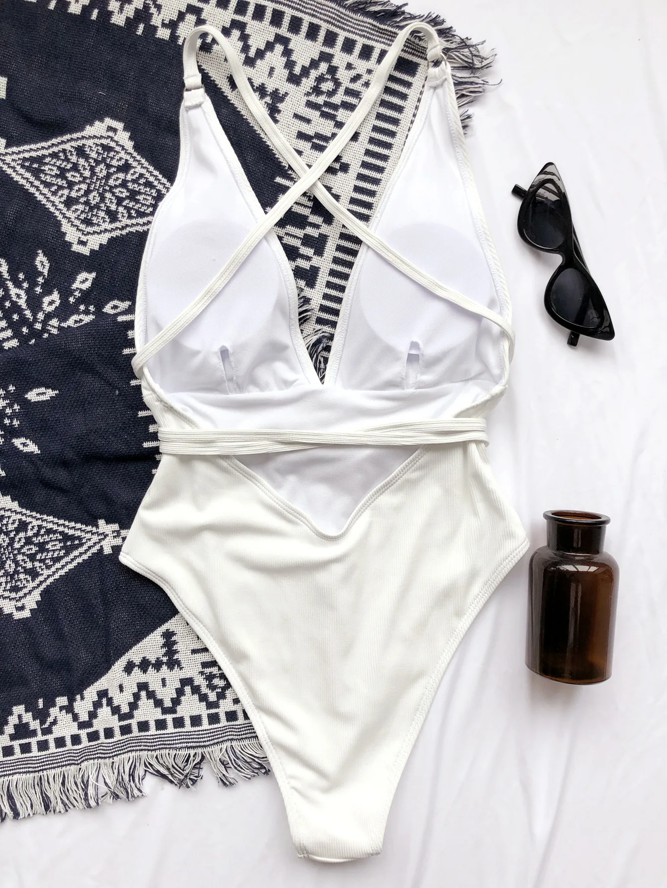 2021 One piece Bikini Swimsuit Women Swimwear Sexy V Neck High Cut Swimming Suit
2021 One piece Bikini Swimsuit Women Swimwear Sexy V Neck High Cut Swimming Suit