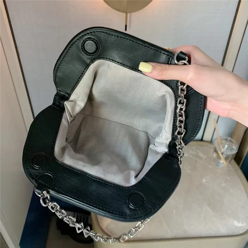 2021 New Chain Armpit Shoulder White Bag High-quality Leather Bag Crossbody Fold Cloud Bag Women Ruched Luxury Bags Niche Shell
2021 New Chain Armpit Shoulder White Bag High-quality Leather Bag Crossbody Fold Cloud Bag Women Ruched Luxury Bags Niche Shell