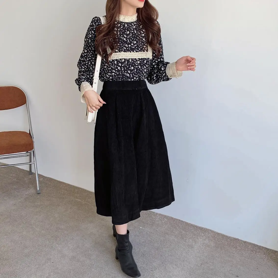 Fall Winter 2020 New Women's Retro Floral Sexy Lace Pullover Shirt High Collar Splicing Long Sleeve Thick Top Plush Nylon Skirt
Fall Winter 2020 New Women's Retro Floral Sexy Lace Pullover Shirt High Collar Splicing Long Sleeve Thick Top Plush Nylon Skirt