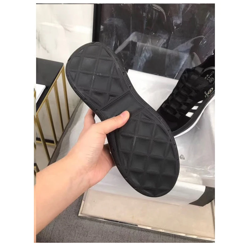 French chare two color stitching beautiful running shoes avant-garde women's shoes latest CC letter hardware logo cowhide canvas
French chare two color stitching beautiful running shoes avant-garde women's shoes latest CC letter hardware logo cowhide canvas