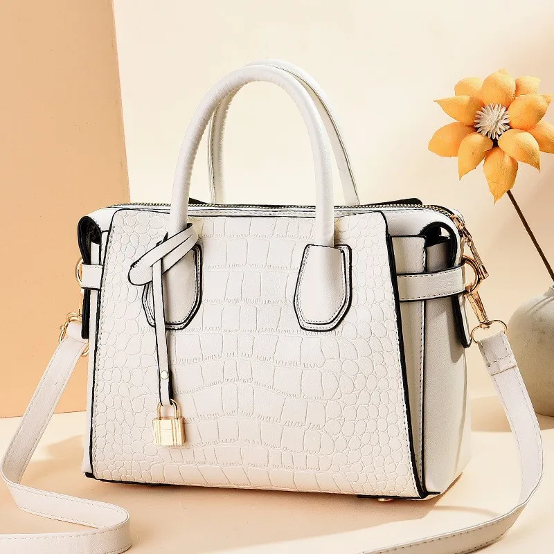 Temperament All-match Simple Handbag Women Winter New Trend Commuter High Quality Women's Shoulder Messenger Bag
Temperament All-match Simple Handbag Women Winter New Trend Commuter High Quality Women's Shoulder Messenger Bag
