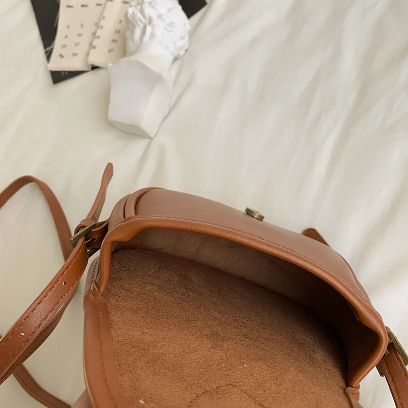 Single Women Shoulder Bag Autumn And Winter Korean Style Vintage College Style Crossbody Saddle Bag Women's Simple Small Bag
Single Women Shoulder Bag Autumn And Winter Korean Style Vintage College Style Crossbody Saddle Bag Women's Simple Small Bag