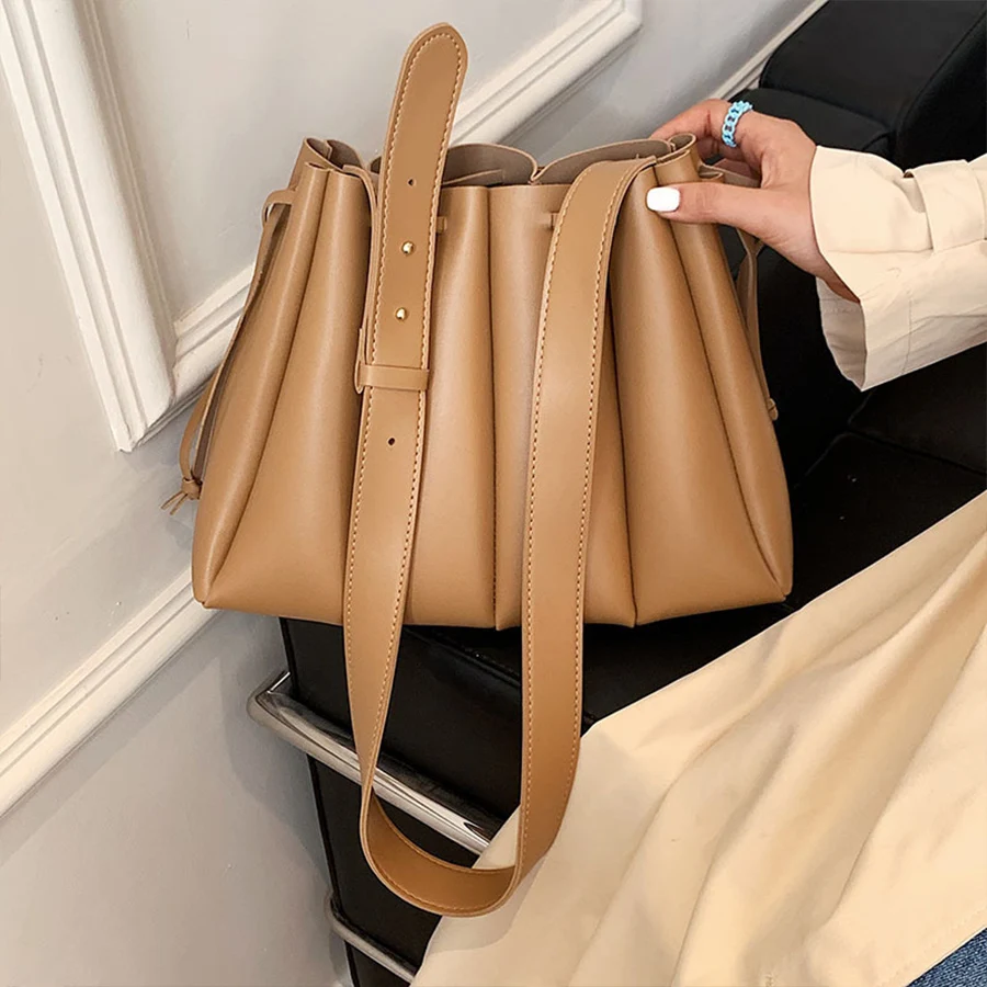 Pleated Casual Tote Bags Women's Shoulder Bag Pure Color Korean Style Drawstring Design Crossbody Bag Female Messenger Handbags
Pleated Casual Tote Bags Women's Shoulder Bag Pure Color Korean Style Drawstring Design Crossbody Bag Female Messenger Handbags