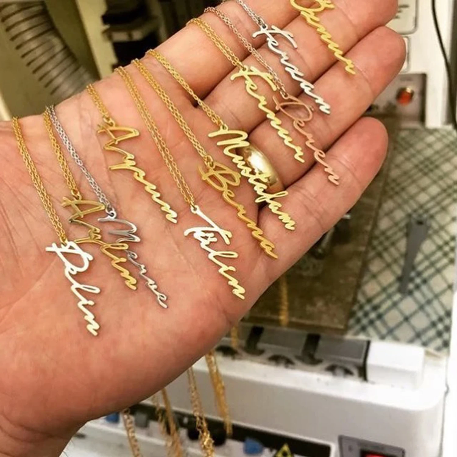 Vertical Name Necklace Personalized Custom Name Pendant Necklaces Handwriting Signature Nameplate Choker Necklaces For Women
Vertical Name Necklace Personalized Custom Name Pendant Necklaces Handwriting Signature Nameplate Choker Necklaces For Women