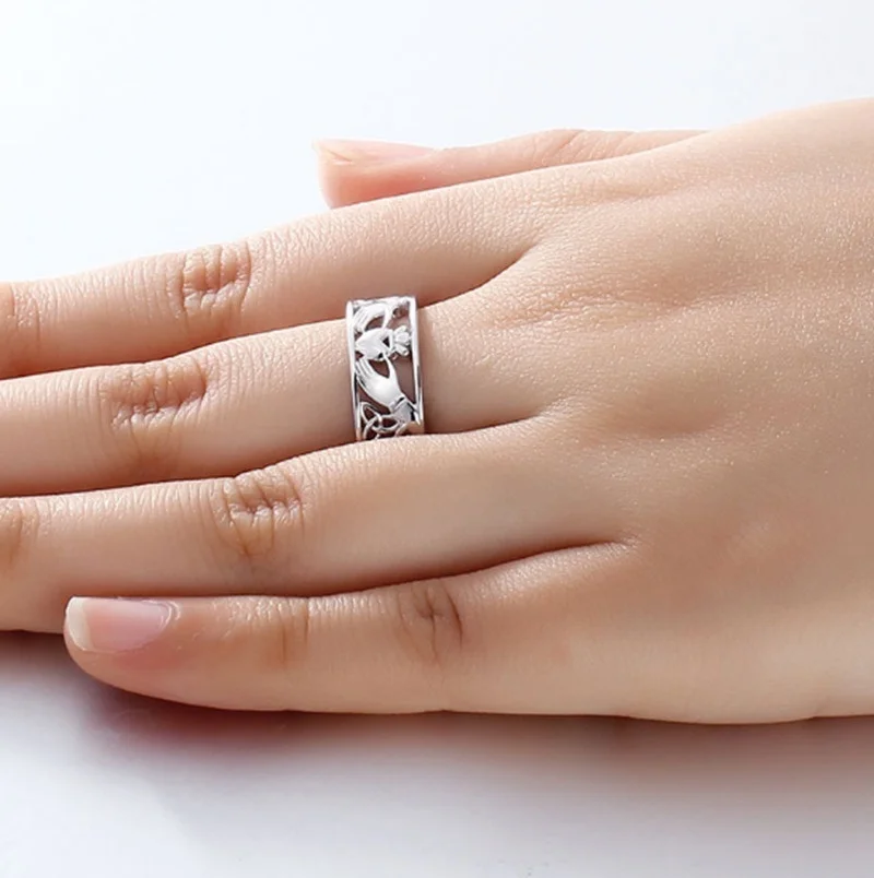 Mens and Womens Fashion Crown Titanium Metal Palms Sleek Couple Rings Jewelry Gifts
Mens and Womens Fashion Crown Titanium Metal Palms Sleek Couple Rings Jewelry Gifts