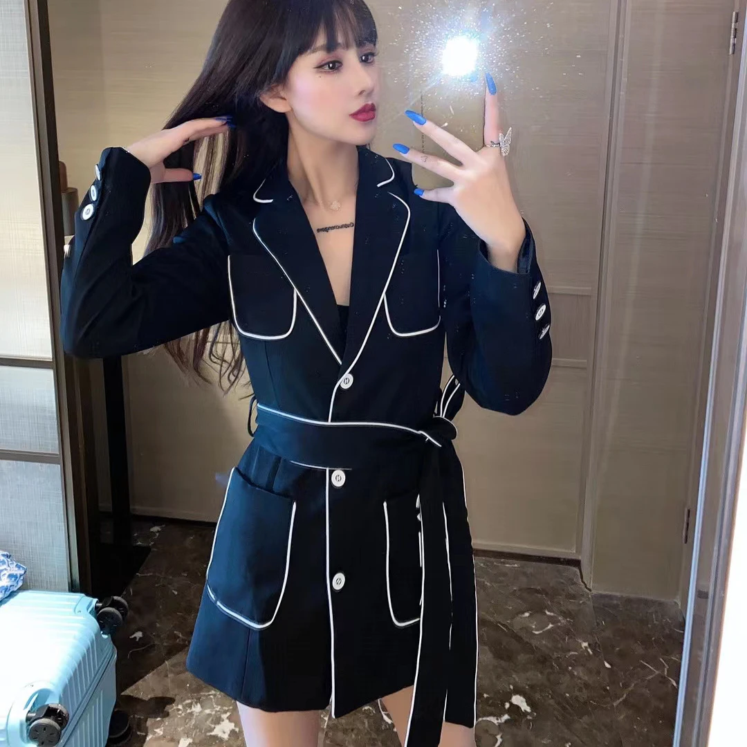 2021 Women's New Autumn And Winter Luxury Brand Fashion Leisure Long Sleeve V-Neck Embroidery Black And White Exquisite Coat
2021 Women's New Autumn And Winter Luxury Brand Fashion Leisure Long Sleeve V-Neck Embroidery Black And White Exquisite Coat