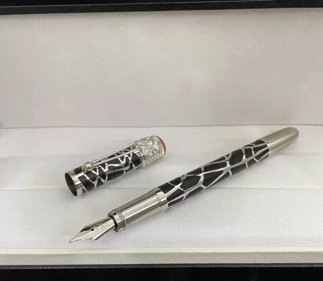 2021 Luxury MB High Quality Spider Web Pattern Barrel Metal Black Red Rollerball Pens for Writing
2021 Luxury MB High Quality Spider Web Pattern Barrel Metal Black Red Rollerball Pens for Writing