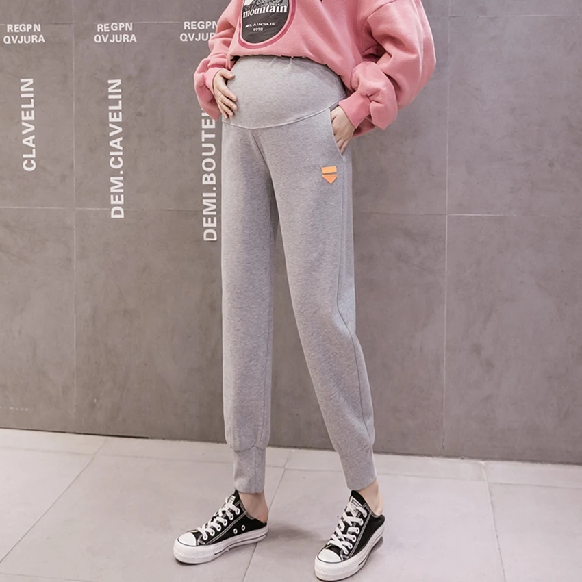 Pregnant women's casual pants autumn and winter thickened outer belly lift pants loose pregnant women's casual pants
Pregnant women's casual pants autumn and winter thickened outer belly lift pants loose pregnant women's casual pants