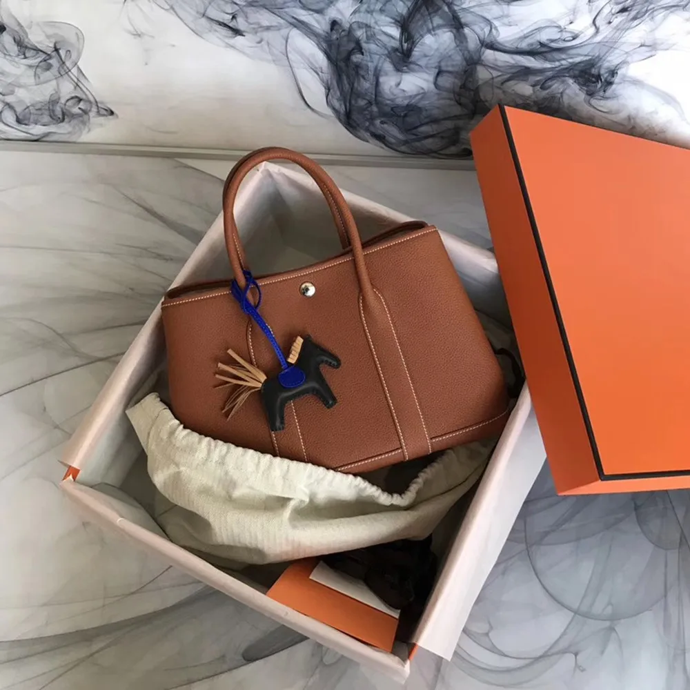 Handmade Designer Bags Famous Brand Women 2020 Luxury Handbags Woman Genuine Leather Runway Female Europe Top Quality 119
Handmade Designer Bags Famous Brand Women 2020 Luxury Handbags Woman Genuine Leather Runway Female Europe Top Quality 119