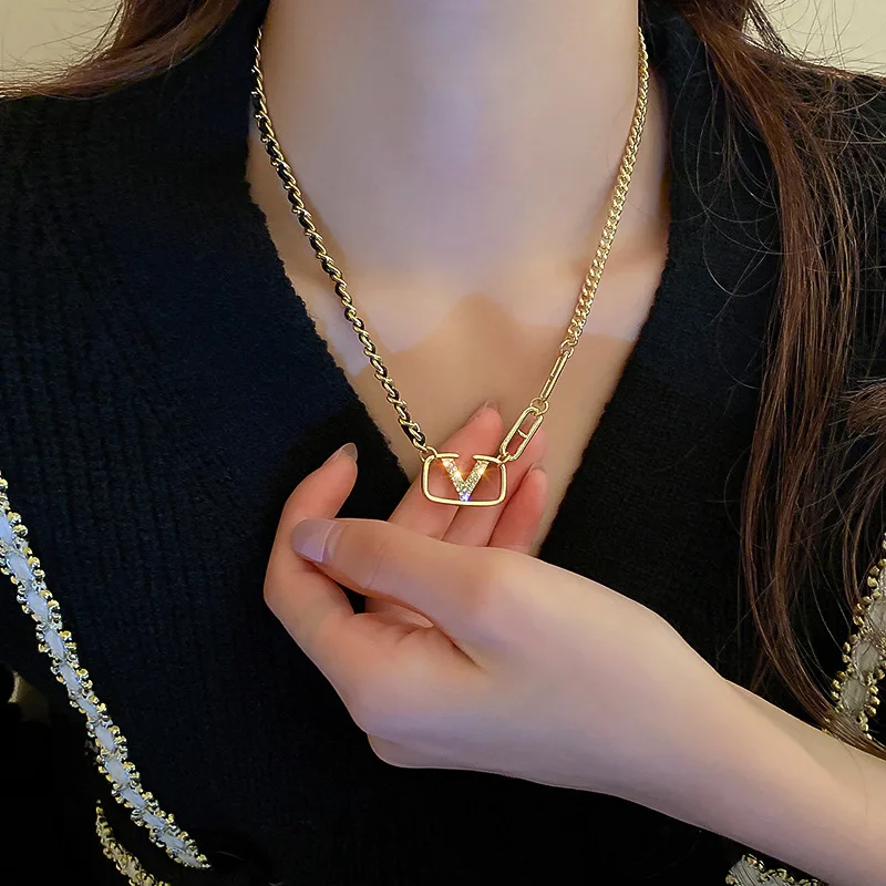 New fashion and personality leather winding diamond letter V necklace female temperament exquisite clavicle chain
New fashion and personality leather winding diamond letter V necklace female temperament exquisite clavicle chain