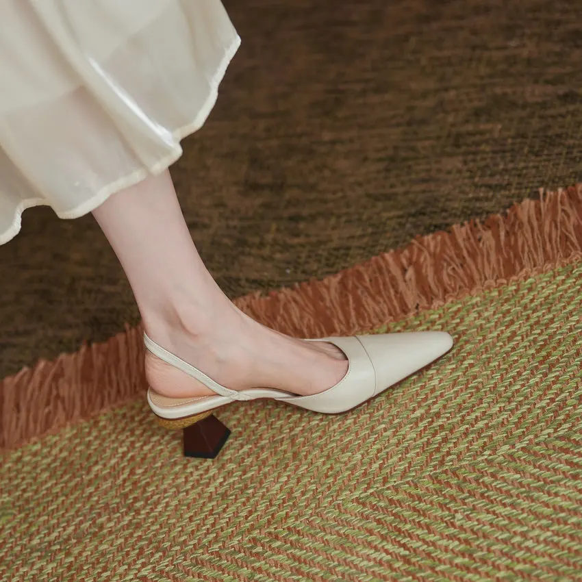 QUTAA 2021 Strange Heel Pointed Toe Sandals Genuine Leather Summer Concise Women Shoes Back Strap Elegant Female Pumps Size34-40
QUTAA 2021 Strange Heel Pointed Toe Sandals Genuine Leather Summer Concise Women Shoes Back Strap Elegant Female Pumps Size34-40