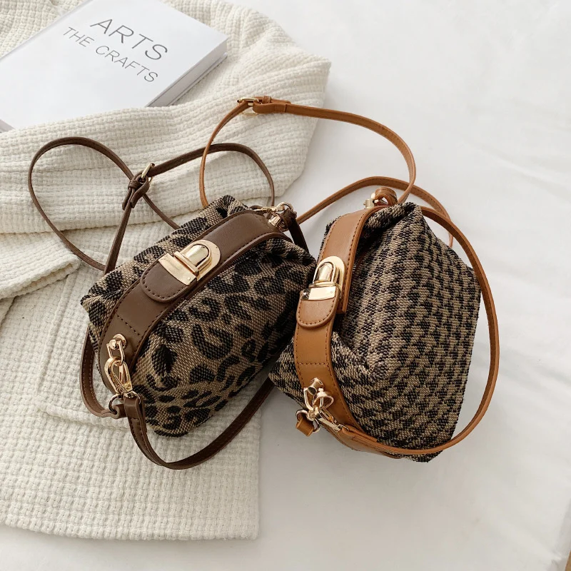 Fashionable portable small bag women's new fashion leopard pattern small square bag versatile thousand bird lattice Single 
Fashionable portable small bag women's new fashion leopard pattern small square bag versatile thousand bird lattice Single